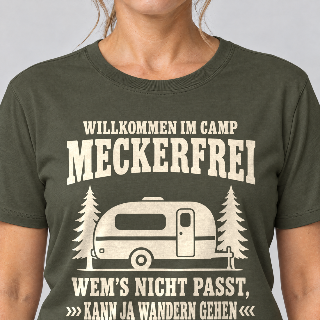 Nahaufnahme des Drucks: Kann ja wandern gehen – T-Shirt Unisex in Oliv, von einer Frau getragen