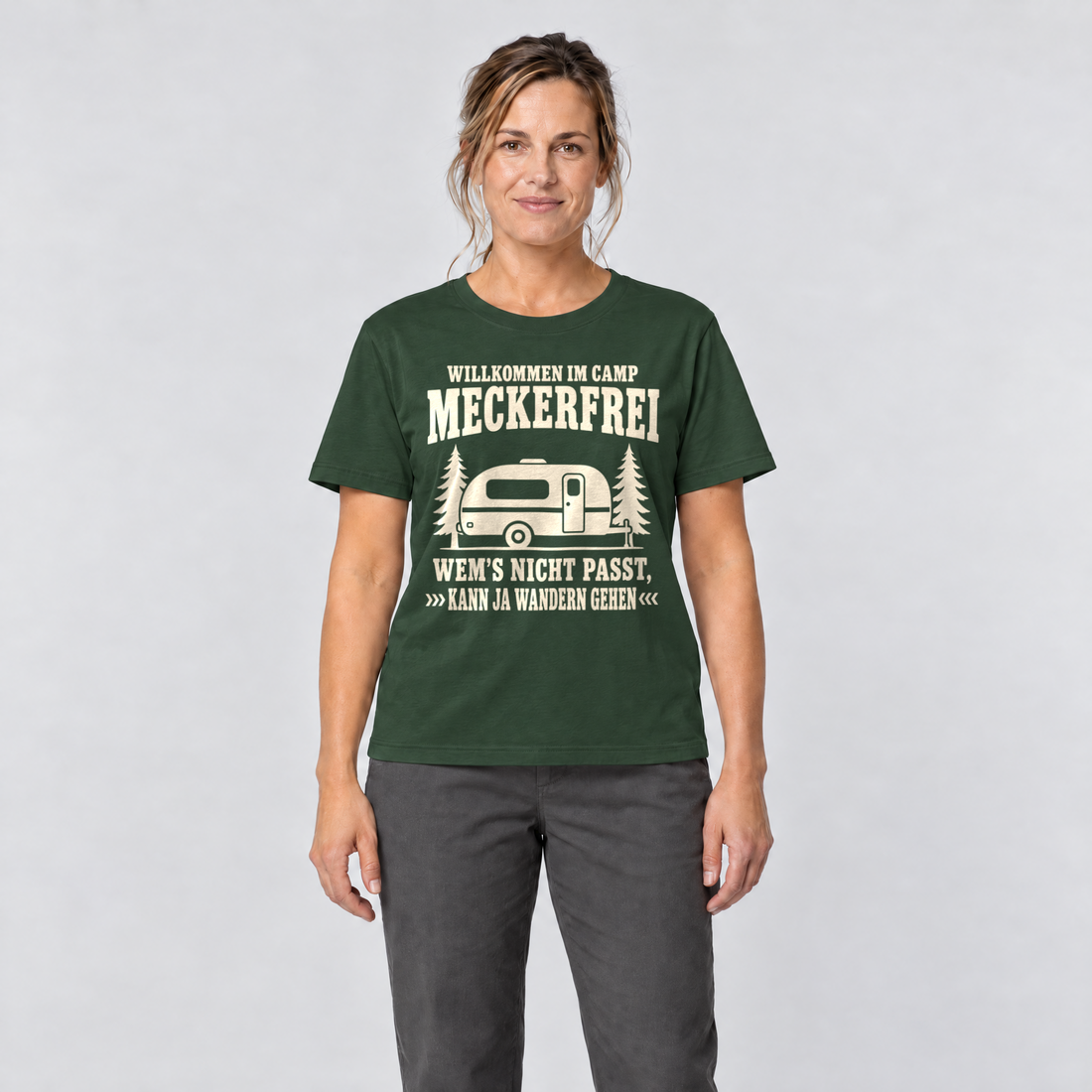 Frau trägt Kann ja wandern gehen – T-Shirt Unisex in Flaschengrün, Ansicht von vorn