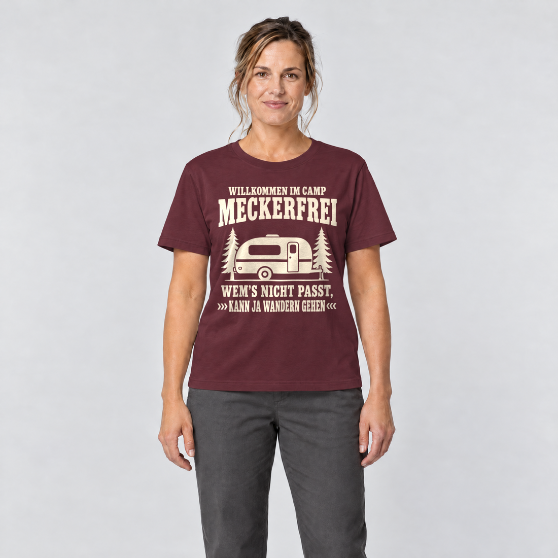 Frau trägt Kann ja wandern gehen – T-Shirt Unisex in Bordeaux, Ansicht von vorn