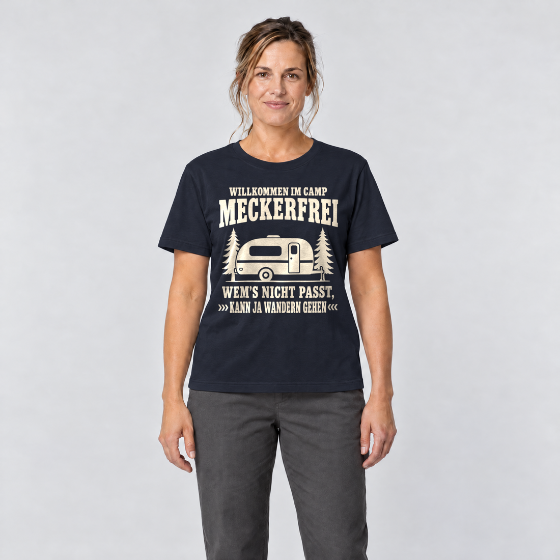 Frau trägt Kann ja wandern gehen – T-Shirt Unisex in Navy, Ansicht von vorn