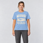 Frau trägt Kann ja wandern gehen – T-Shirt Unisex in Himmelblau, Ansicht von vorn