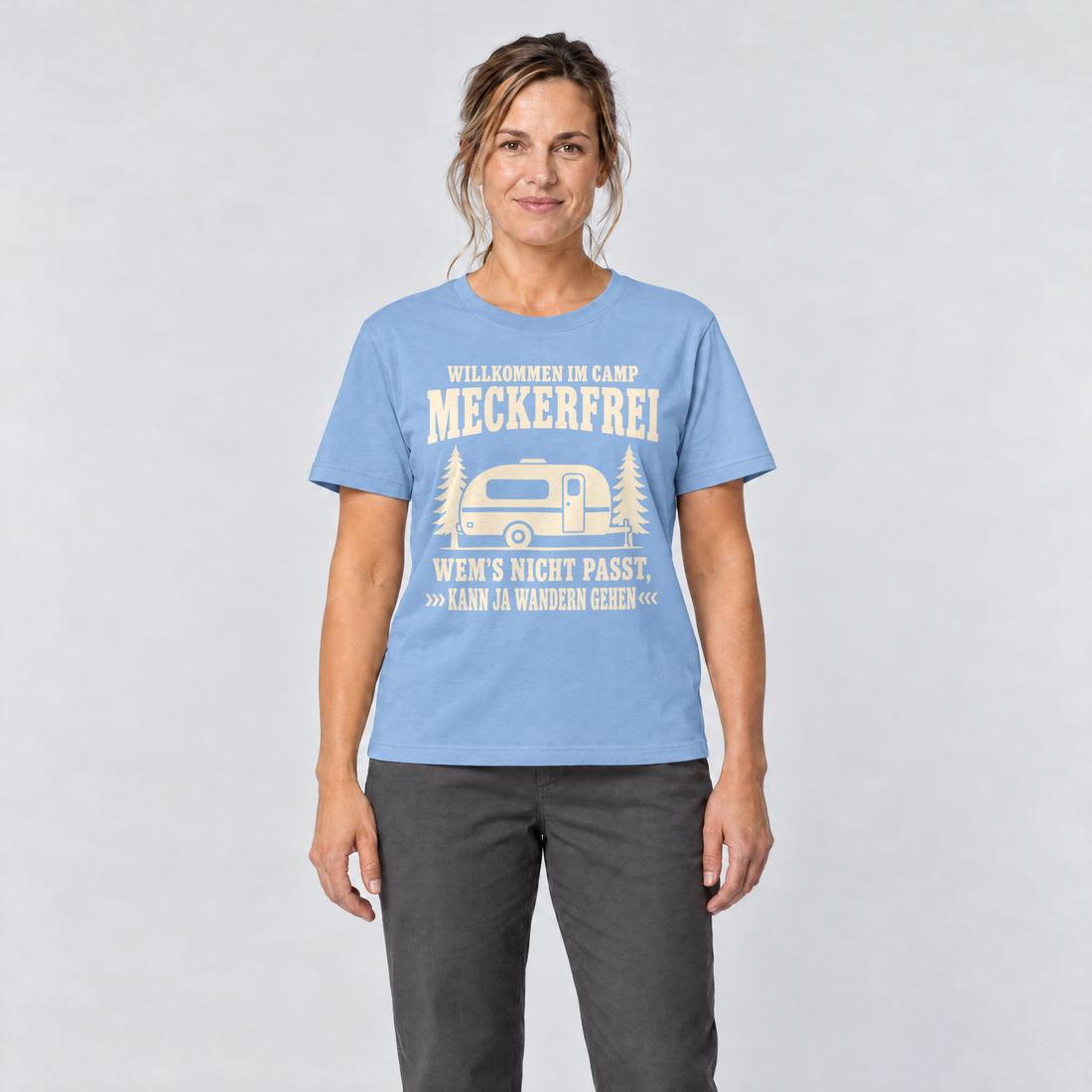 Frau trägt Kann ja wandern gehen – T-Shirt Unisex in Himmelblau, Ansicht von vorn