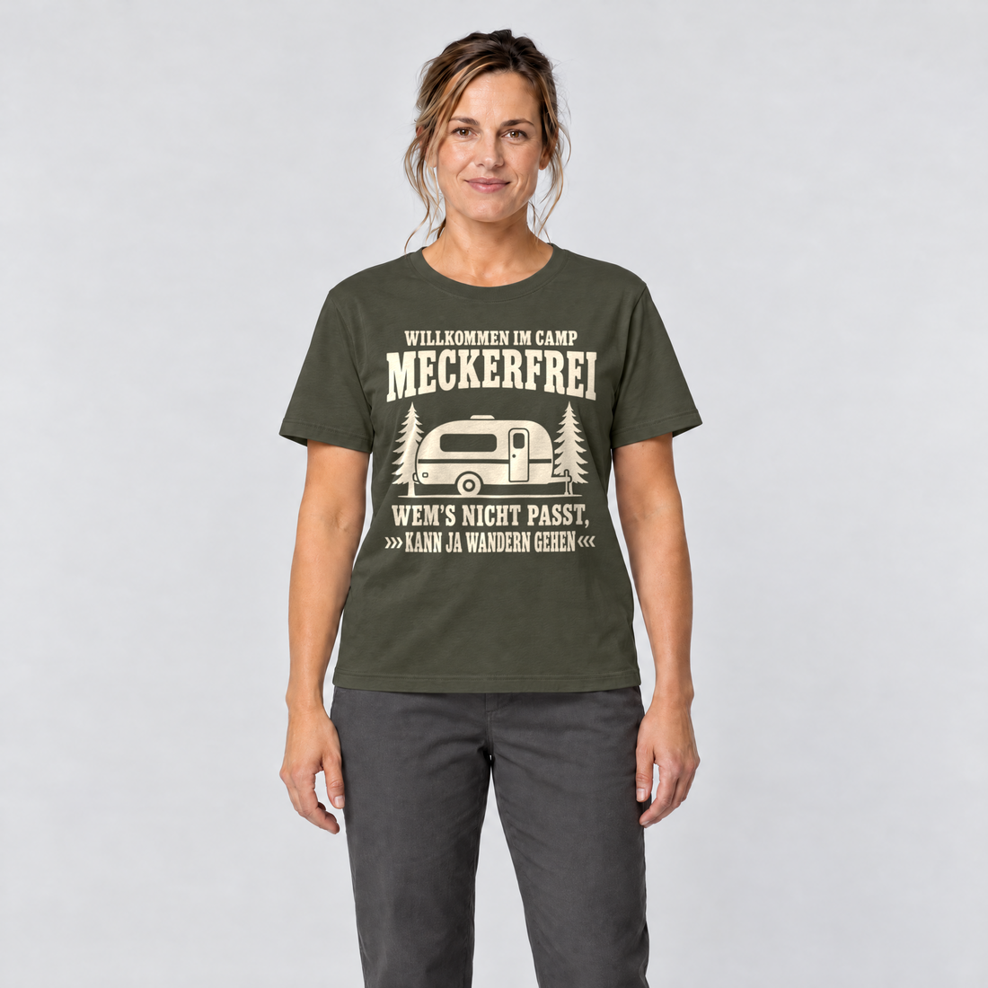 Frau trägt Kann ja wandern gehen – T-Shirt Unisex in Oliv, Ansicht von vorn