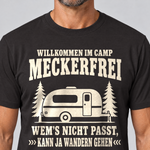 Nahaufnahme des Drucks: Kann ja wandern gehen – T-Shirt Unisex in Schwarz, von einem Mann getragen