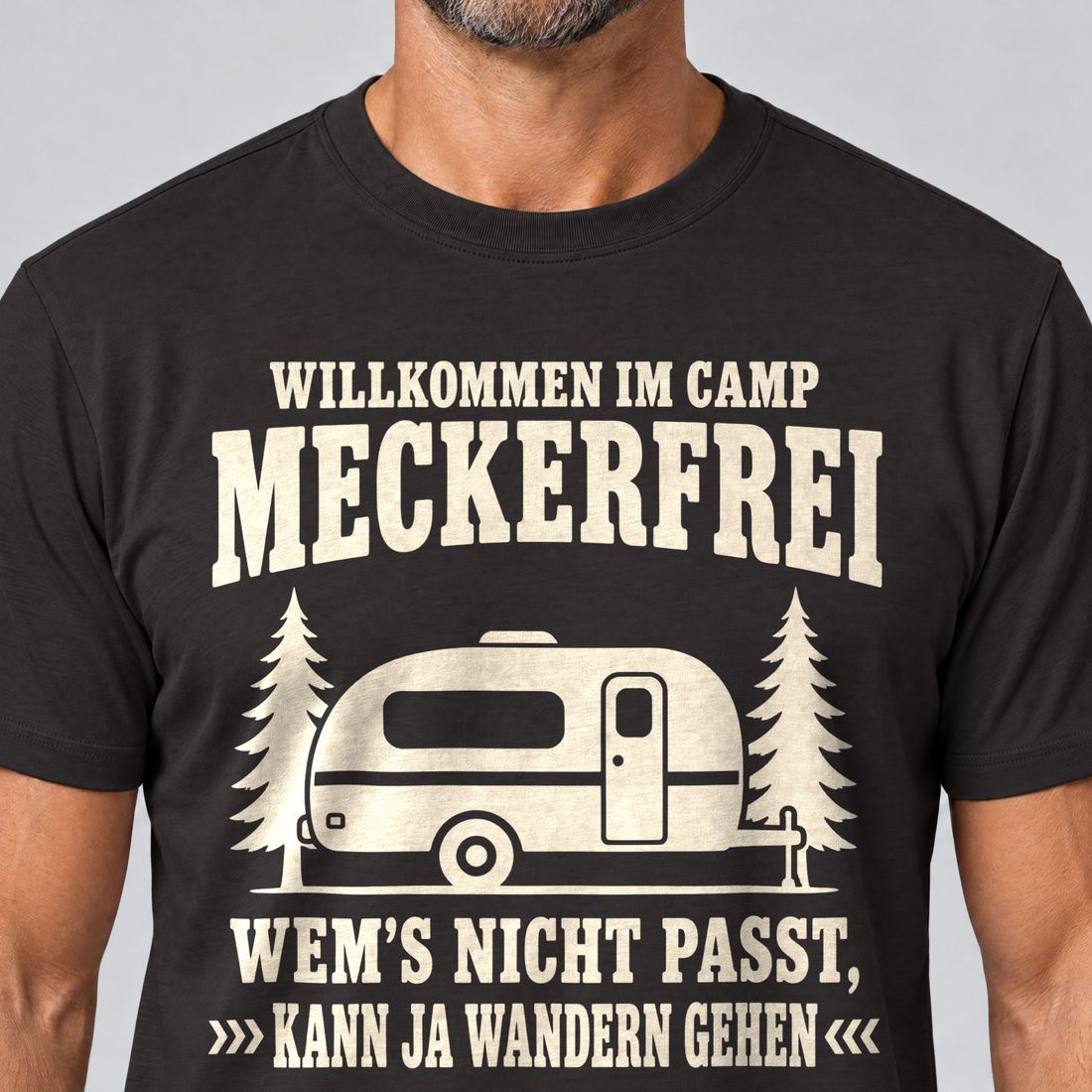 Nahaufnahme des Drucks: Kann ja wandern gehen – T-Shirt Unisex in Schwarz, von einem Mann getragen