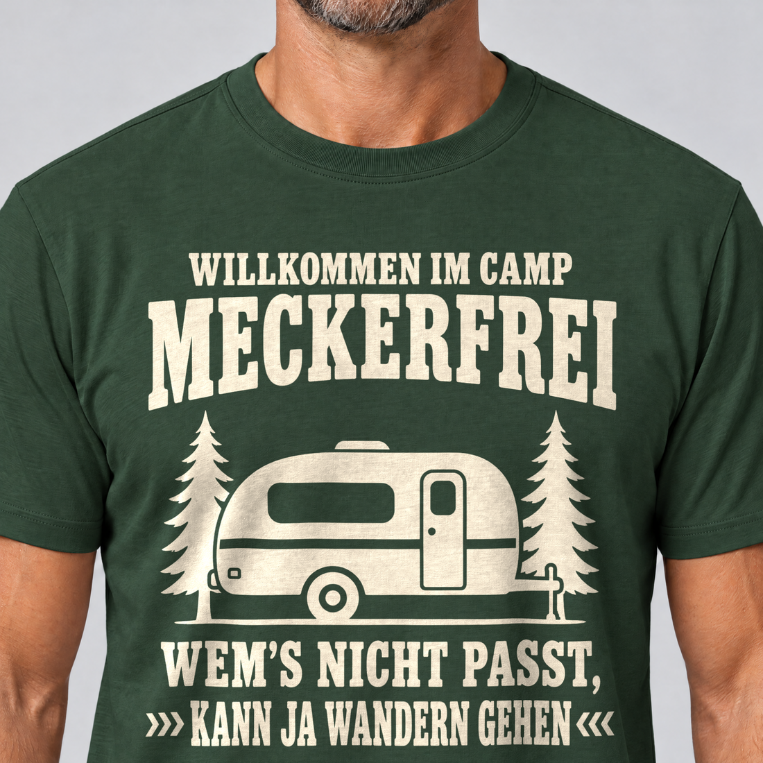 Nahaufnahme des Drucks: Kann ja wandern gehen – T-Shirt Unisex in Flaschengrün, von einem Mann getragen