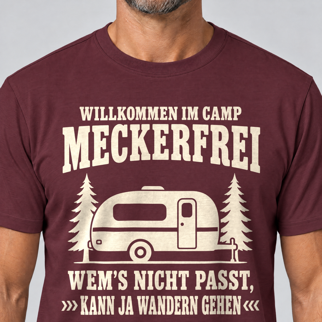 Nahaufnahme des Drucks: Kann ja wandern gehen – T-Shirt Unisex in Bordeaux, von einem Mann getragen