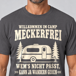 Nahaufnahme des Drucks: Kann ja wandern gehen – T-Shirt Unisex in Dunkelgrau, von einem Mann getragen
