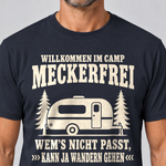 Nahaufnahme des Drucks: Kann ja wandern gehen – T-Shirt Unisex in Navy, von einem Mann getragen