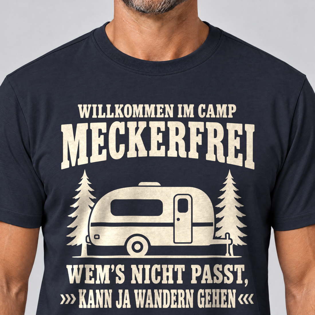 Nahaufnahme des Drucks: Kann ja wandern gehen – T-Shirt Unisex in Navy, von einem Mann getragen