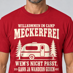 Nahaufnahme des Drucks: Kann ja wandern gehen – T-Shirt Unisex in Rot, von einem Mann getragen