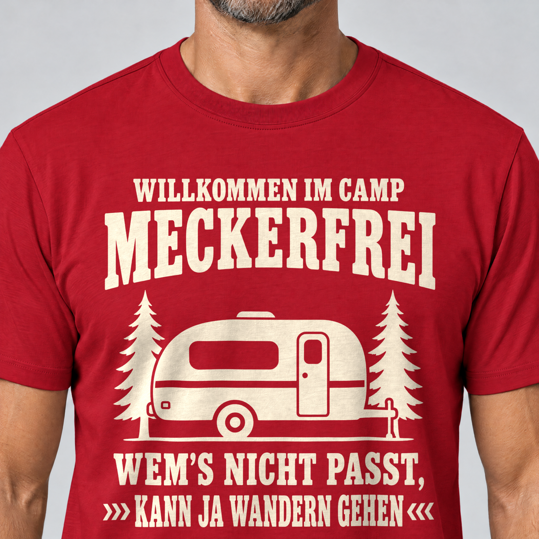 Nahaufnahme des Drucks: Kann ja wandern gehen – T-Shirt Unisex in Rot, von einem Mann getragen