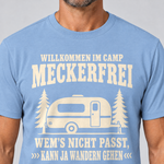 Nahaufnahme des Drucks: Kann ja wandern gehen – T-Shirt Unisex in Himmelblau, von einem Mann getragen