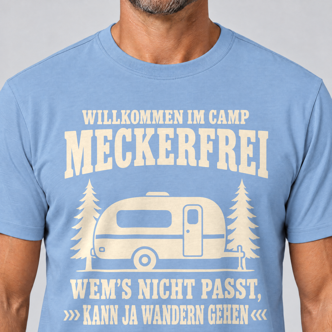 Nahaufnahme des Drucks: Kann ja wandern gehen – T-Shirt Unisex in Himmelblau, von einem Mann getragen