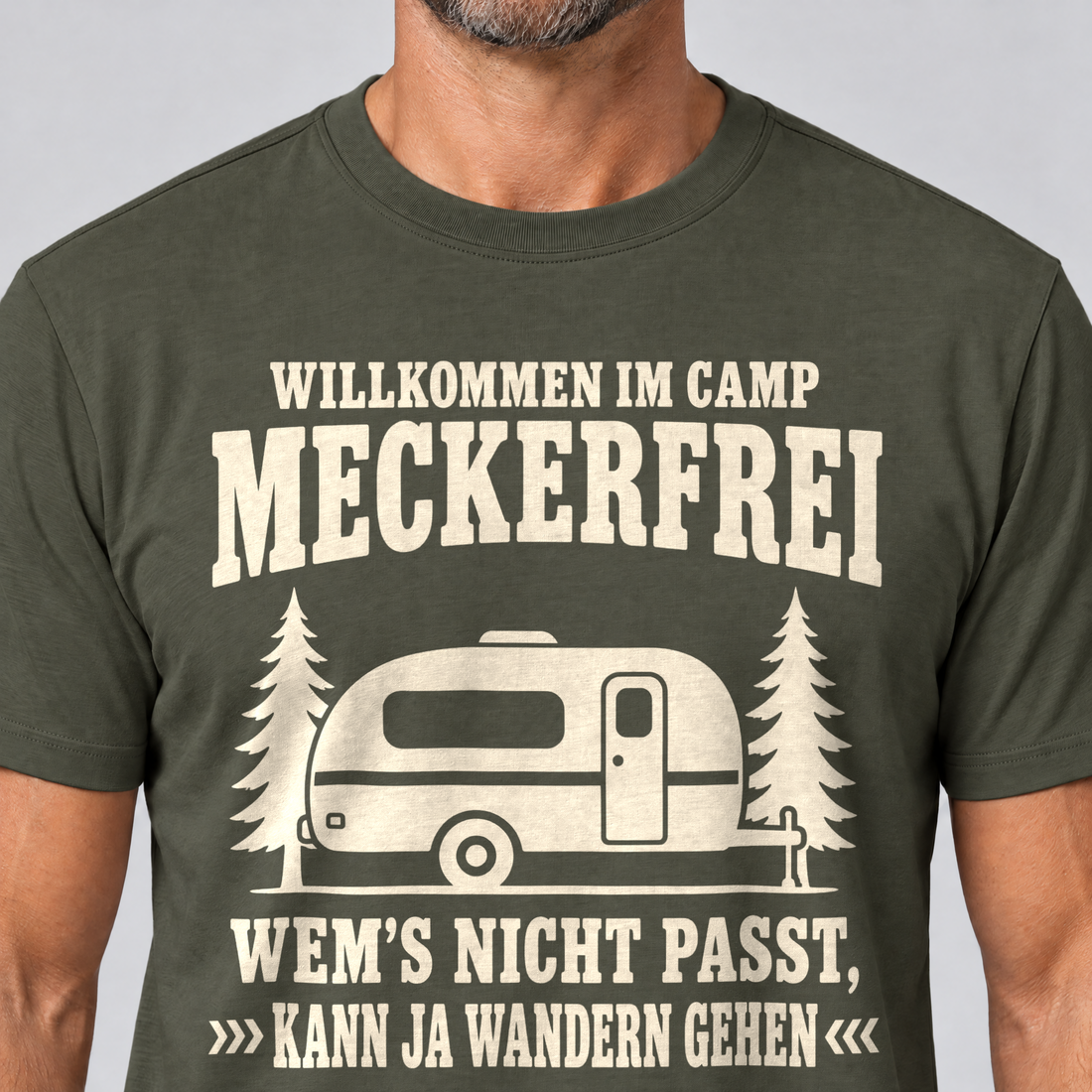 Nahaufnahme des Drucks: Kann ja wandern gehen – T-Shirt Unisex in Oliv, von einem Mann getragen