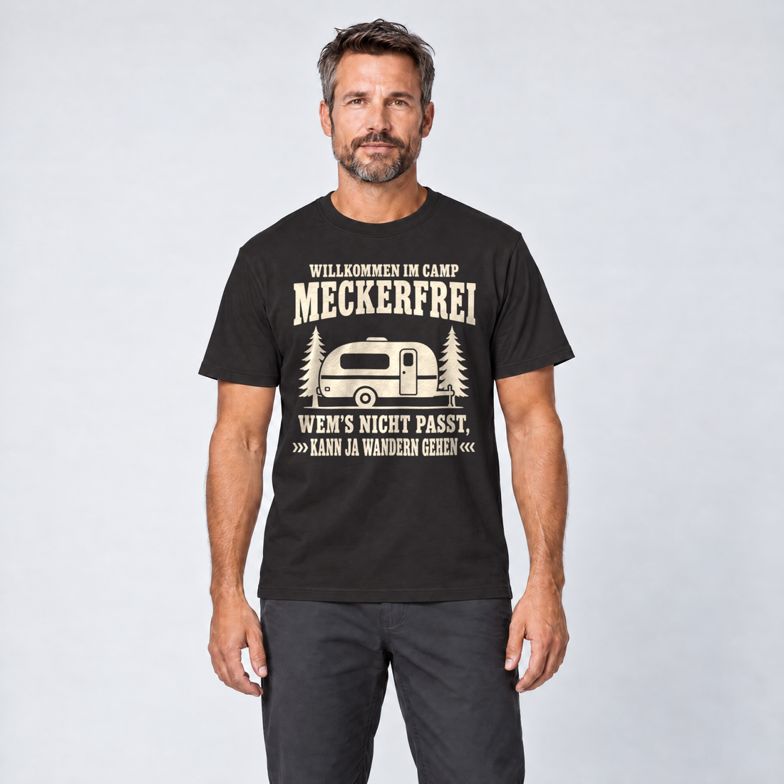 Mann trägt Kann ja wandern gehen – T-Shirt Unisex in Schwarz, Ansicht von vorn