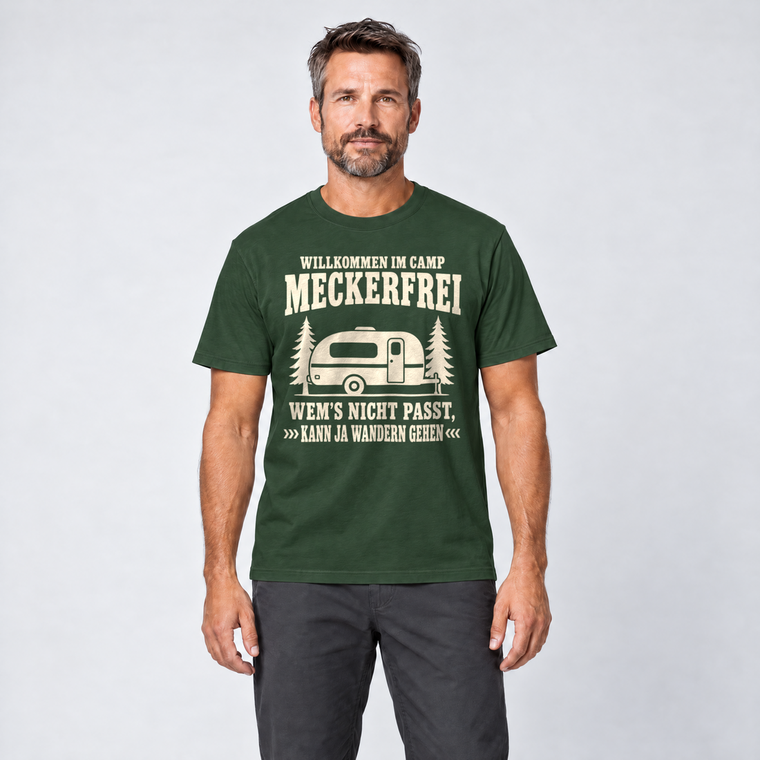 Mann trägt Kann ja wandern gehen – T-Shirt Unisex in Flaschengrün, Ansicht von vorn