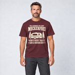 Mann trägt Kann ja wandern gehen – T-Shirt Unisex in Bordeaux, Ansicht von vorn