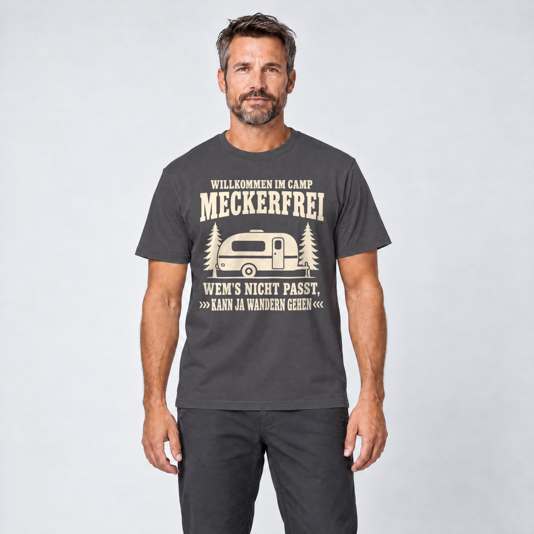 Mann trägt Kann ja wandern gehen – T-Shirt Unisex in Dunkelgrau, Ansicht von vorn