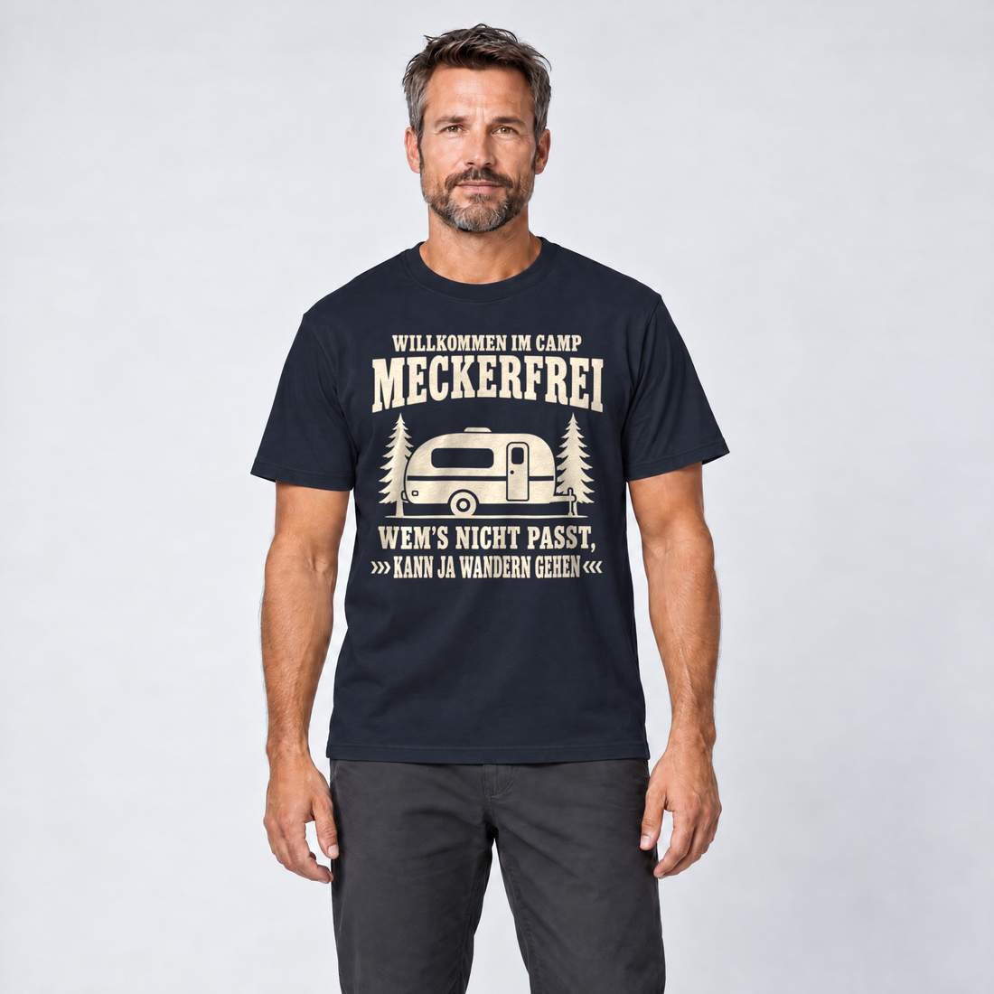 Mann trägt Kann ja wandern gehen – T-Shirt Unisex in Navy, Ansicht von vorn