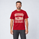 Mann trägt Kann ja wandern gehen – T-Shirt Unisex in Rot, Ansicht von vorn