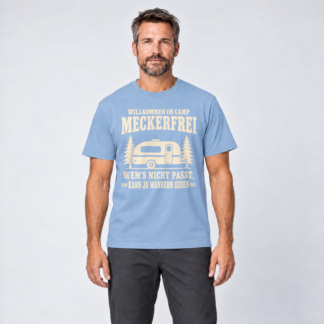 Mann trägt Kann ja wandern gehen – T-Shirt Unisex in Himmelblau, Ansicht von vorn