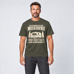 Mann trägt Kann ja wandern gehen – T-Shirt Unisex in Oliv, Ansicht von vorn