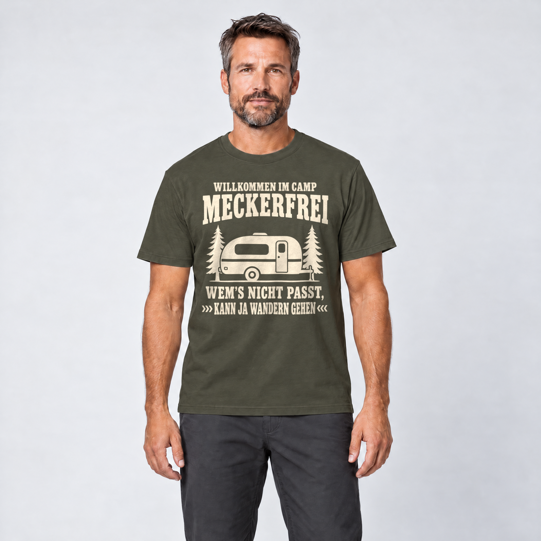Mann trägt Kann ja wandern gehen – T-Shirt Unisex in Oliv, Ansicht von vorn