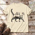 Katze mit Rucksack – T-Shirt Unisex in Natur, flach liegend auf alten Holzbrettern mit Wanderschuhen und Wanderkarte.