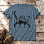 Katze mit Rucksack – T-Shirt Unisex in Steinblau, flach liegend auf alten Holzbrettern mit Wanderschuhen und Wanderkarte.