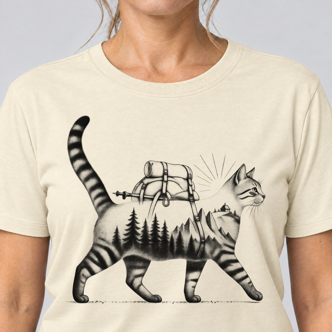 Nahaufnahme des Drucks: Katze mit Rucksack – T-Shirt Unisex in Natur, von einer Frau getragen