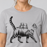 Nahaufnahme des Drucks: Katze mit Rucksack – T-Shirt Unisex in Hellgrau, von einer Frau getragen