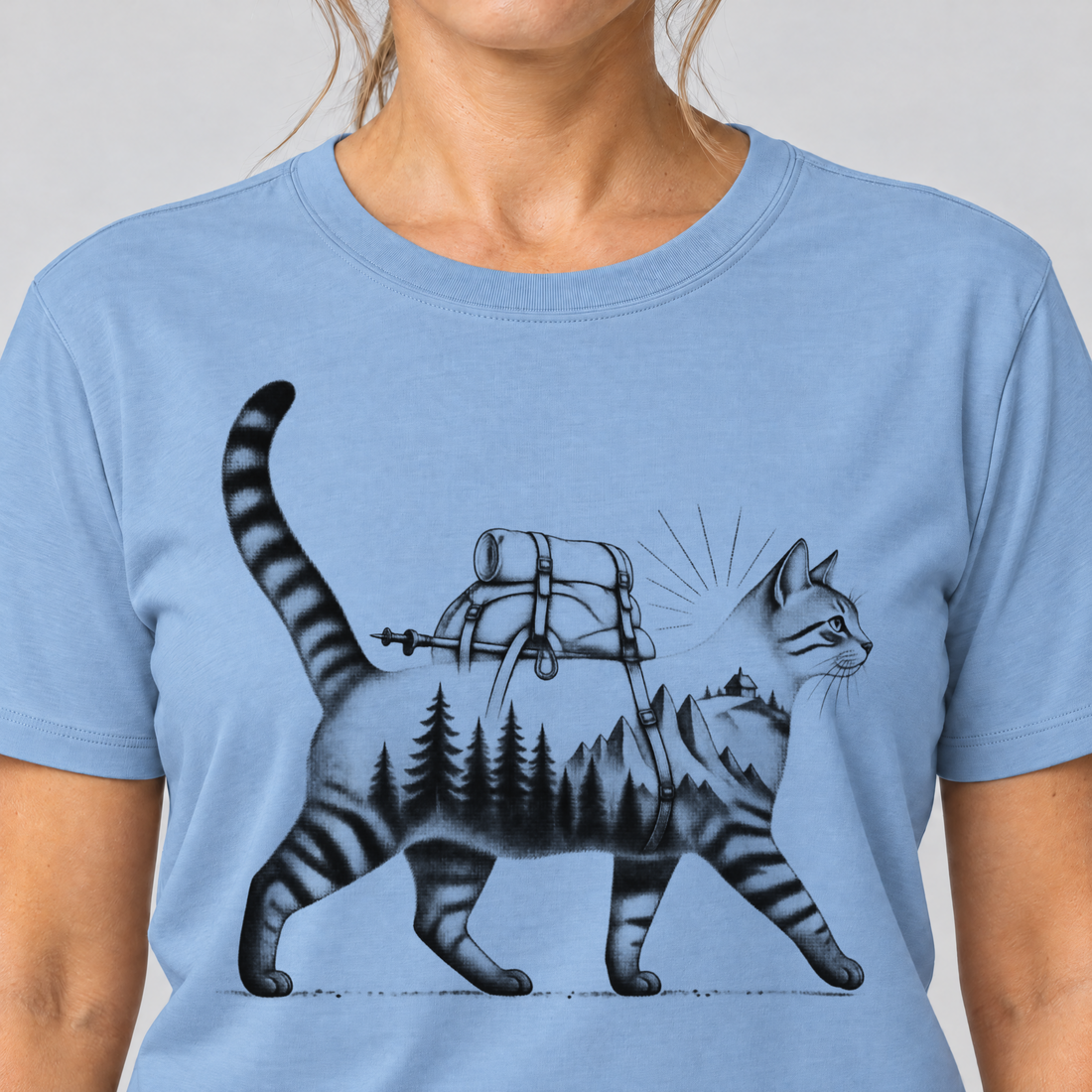 Nahaufnahme des Drucks: Katze mit Rucksack – T-Shirt Unisex in Himmelblau, von einer Frau getragen