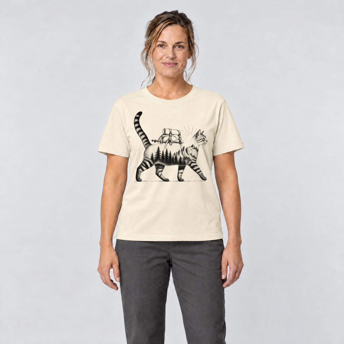 Frau trägt Katze mit Rucksack – T-Shirt Unisex in Natur, Ansicht von vorn