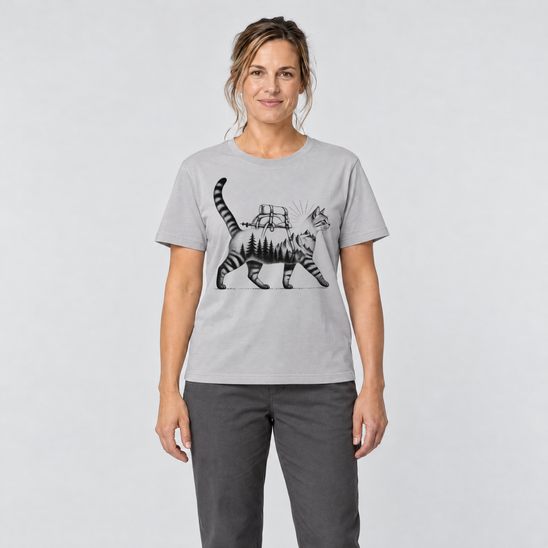 Frau trägt Katze mit Rucksack – T-Shirt Unisex in Hellgrau, Ansicht von vorn