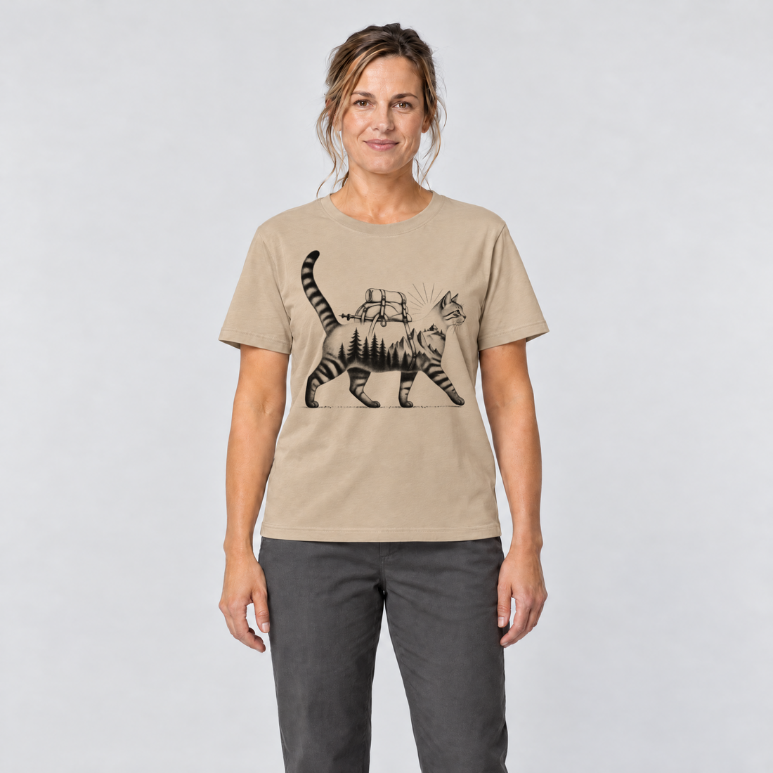 Frau trägt Katze mit Rucksack – T-Shirt Unisex in Sand, Ansicht von vorn