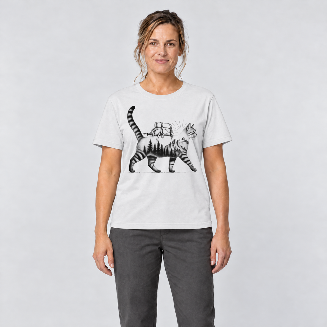 Frau trägt Katze mit Rucksack – T-Shirt Unisex in Weiß, Ansicht von vorn