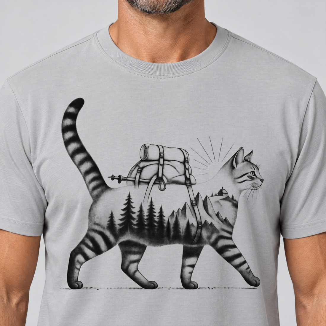 Nahaufnahme des Drucks: Katze mit Rucksack – T-Shirt Unisex in Hellgrau, von einem Mann getragen