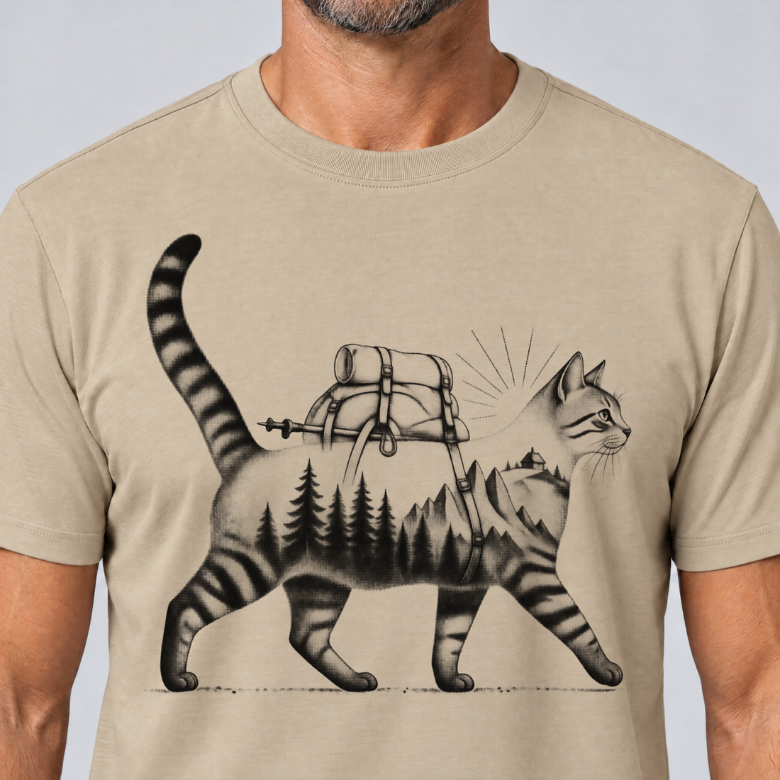 Nahaufnahme des Drucks: Katze mit Rucksack – T-Shirt Unisex in Sand, von einem Mann getragen