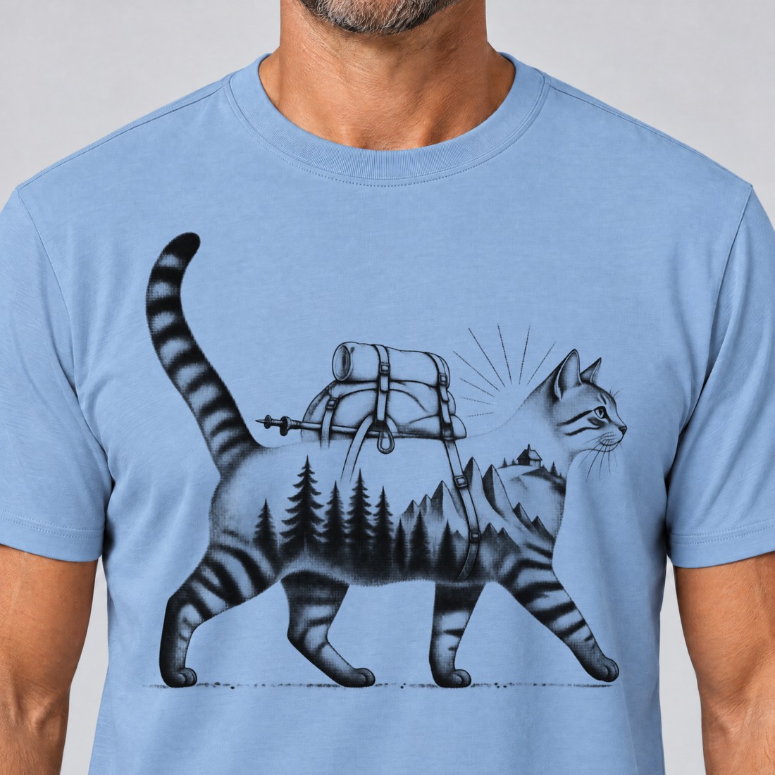 Nahaufnahme des Drucks: Katze mit Rucksack – T-Shirt Unisex in Himmelblau, von einem Mann getragen