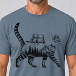 Nahaufnahme des Drucks: Katze mit Rucksack – T-Shirt Unisex in Steinblau, von einem Mann getragen