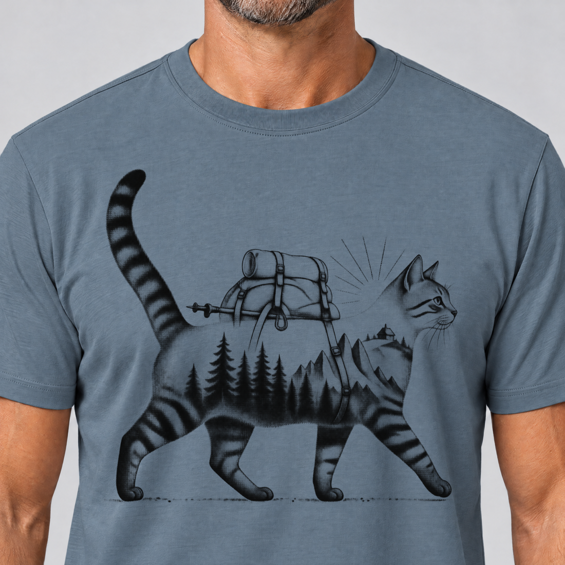 Nahaufnahme des Drucks: Katze mit Rucksack – T-Shirt Unisex in Steinblau, von einem Mann getragen