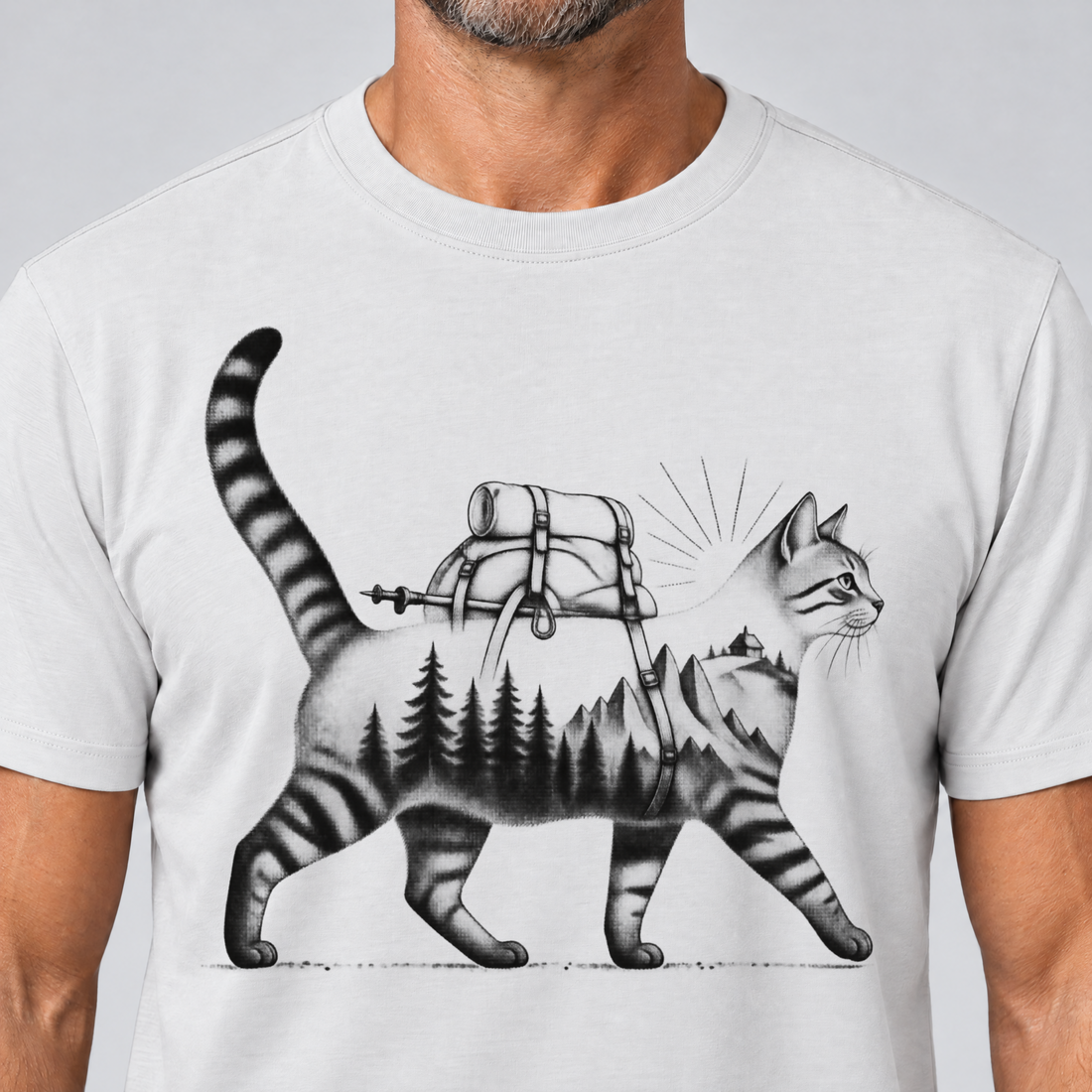Nahaufnahme des Drucks: Katze mit Rucksack – T-Shirt Unisex in Weiß, von einem Mann getragen