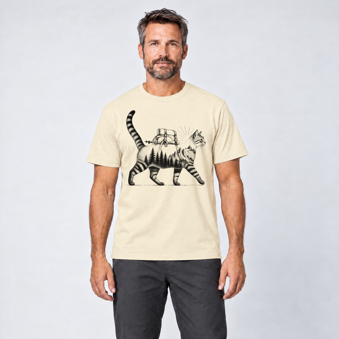 Mann trägt Katze mit Rucksack – T-Shirt Unisex in Natur, Ansicht von vorn