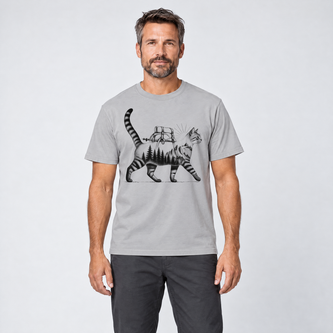 Mann trägt Katze mit Rucksack – T-Shirt Unisex in Hellgrau, Ansicht von vorn
