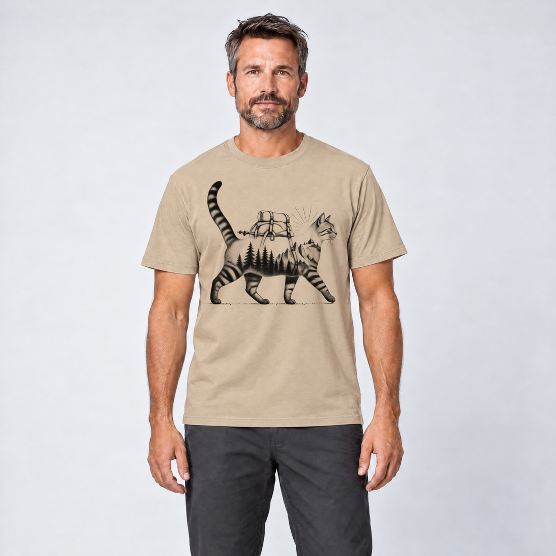 Mann trägt Katze mit Rucksack – T-Shirt Unisex in Sand, Ansicht von vorn