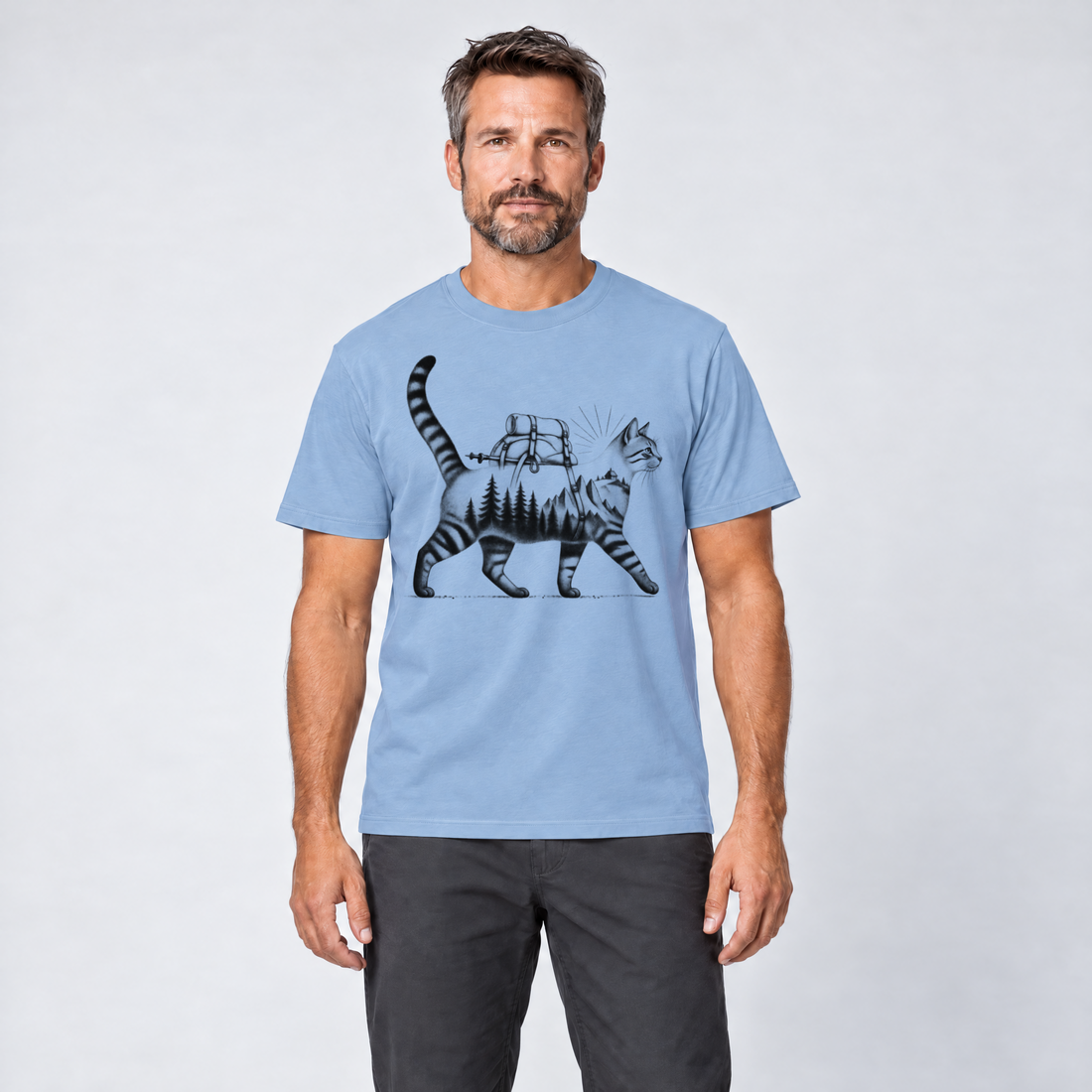 Mann trägt Katze mit Rucksack – T-Shirt Unisex in Himmelblau, Ansicht von vorn