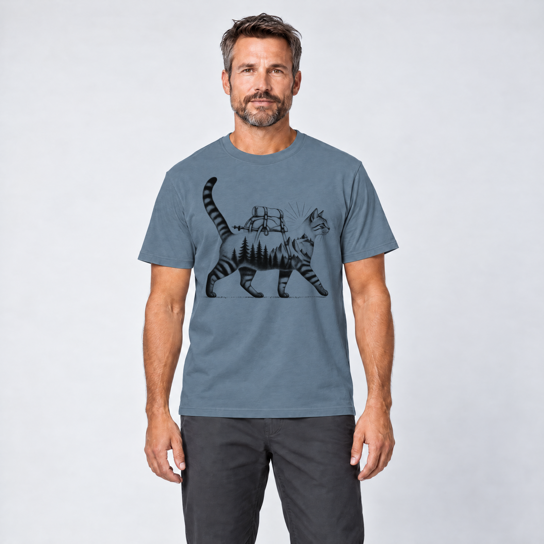 Mann trägt Katze mit Rucksack – T-Shirt Unisex in Steinblau, Ansicht von vorn