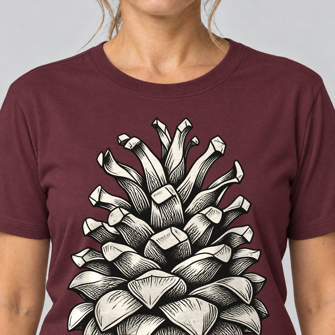 Nahaufnahme des Drucks: Kiefernzapfen – T-Shirt Unisex in Bordeaux, von einer Frau getragen