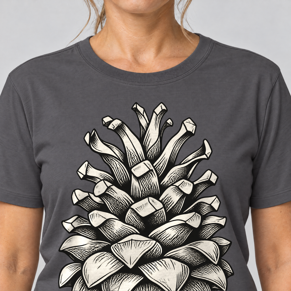 Nahaufnahme des Drucks: Kiefernzapfen – T-Shirt Unisex in Dunkelgrau, von einer Frau getragen